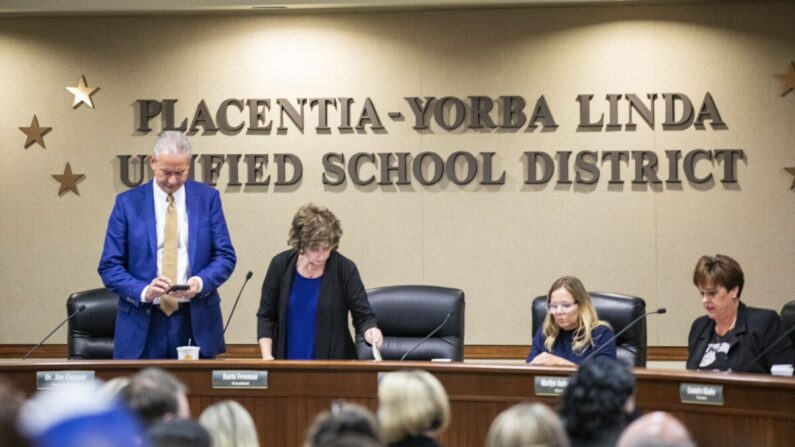 Los miembros de la junta del Distrito Escolar Unificado de Placentia Yorba Linda (PYLUSD) se preparan para una reunión pública con los padres reunidos para expresar sus preocupaciones por los mandatos de vacunas obligatorias para sus hijos en el edificio de PYLUSD en Placentia, California, el 12 de octubre de 2021. (John Fredricks/The Epoch Times)