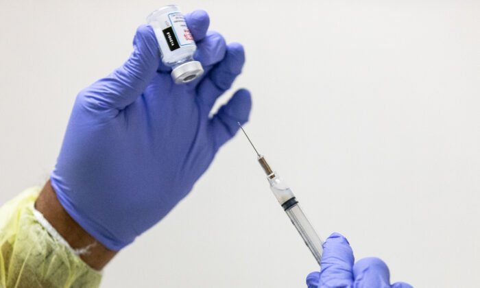Un voluntario médico prepara la vacuna anti-COVID de Moderna  para un paciente en la Clínica Lestonnac, en Orange, California, el 9 de marzo de 2021. (John Fredricks/The Epoch Times)
