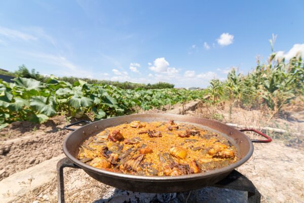 La paella era preparada originalmente por los trabajadores del campo con los ingredientes que tenían a mano en la granja. (Visit Valencía)
