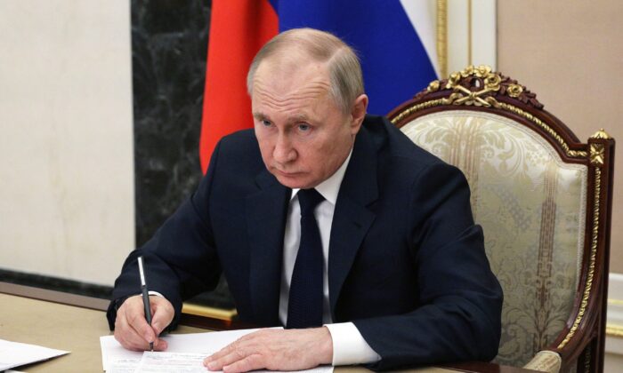 El presidente ruso Vladimir Putin preside una reunión con miembros del gobierno ruso en Moscú el 10 de marzo de 2022. (Mikhail Klimentyev/Sputnik/AFP vía Getty Images)