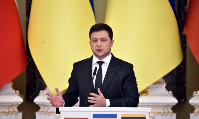 El presidente de Ucrania, Volodymyr Zelensky, asiste a una conferencia de prensa conjunta con sus homólogos de Lituania y Polonia luego de sus conversaciones en Kiev el 23 de febrero de 2022. (Sergei Supinsky/AFP a través de Getty Images)