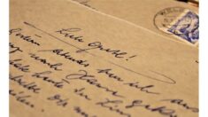 Mujer encuentra antiguas cartas en su ático y busca a los dueños de la romántica historia de amor