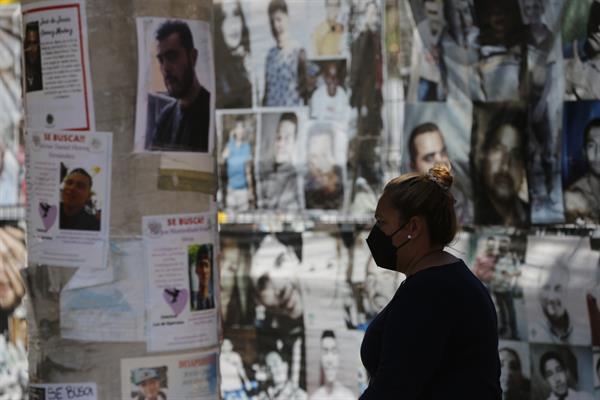 Una mujer observa carteles de búsqueda de personas desaparecidas, el 18 de marzo de 2022 en Guadalajara, Jalisco (México). EFE/Francisco Guasco