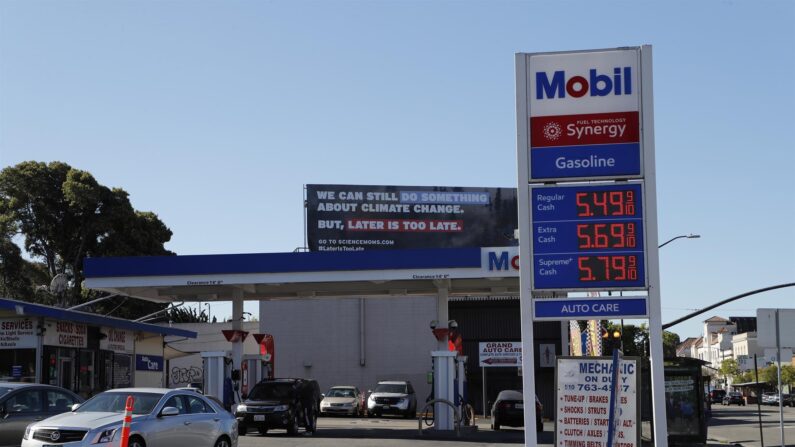 Estación de gasolina de Exxon Mobile en Oakland, California, EE. UU., 07 de marzo de 2022 (EFE/EPA/JOHN G. MABANGLO)