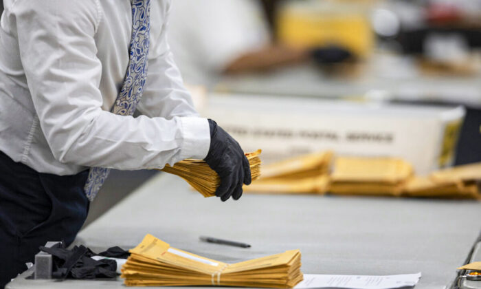 Un trabajador electoral en una foto de archivo, en noviembre de 2020. (Elaine Cromie/Getty Images)