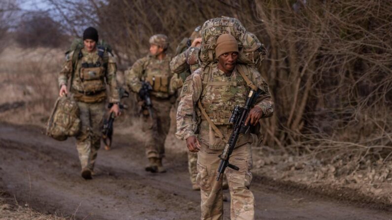 Soldados estadounidenses caminan en Polonia, cerca de la frontera con Ucrania, el 3 de marzo de 2022. (Wojtek Radwanski/AFP vía Getty Images)