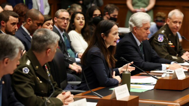 La directora de la Inteligencia Nacional, Avril Haines (C), y otros funcionarios de la inteligencia estadounidense declaran ante miembros del Congreso en Washington el 8 de marzo de 2022. (Evelyn Hockstein/Reuters)