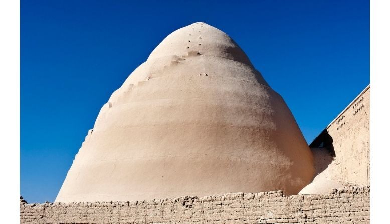 Un yakhchāl construido junto a una estructura de paredes de adobe. (User:Ggia/CC BY-SA 3.0)