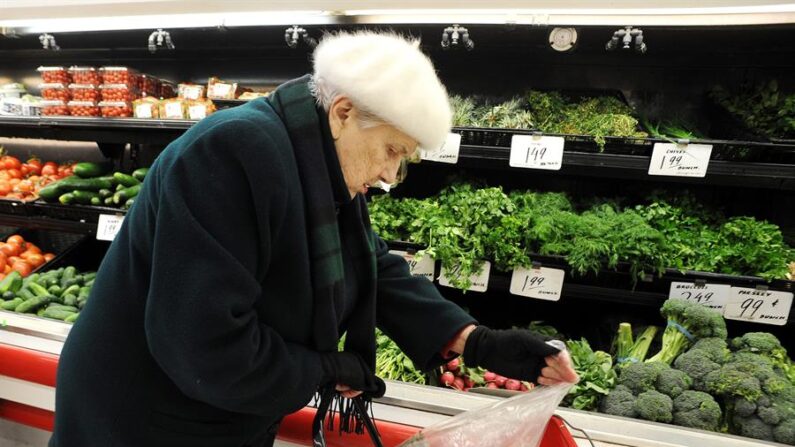 Imagen de archivo de una mujer comprando verduras en un supermercado de Brooklyn en Nueva York (EE.UU.). (EFE/Justin Lane)