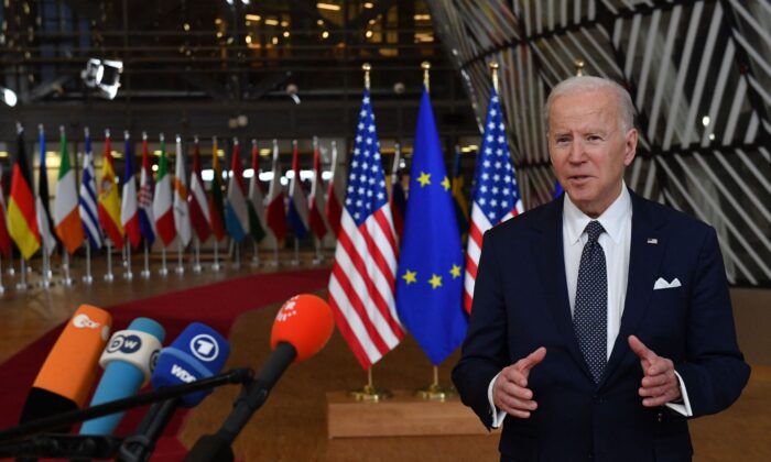 El presidente de EE. UU., Joe Biden, se dirige a los representantes de los medios de comunicación a su llegada a una cumbre de la Unión Europea (UE) en la sede de la UE en Bruselas, el 24 de marzo de 2022. (John Thys/AFP vía Getty Images)
