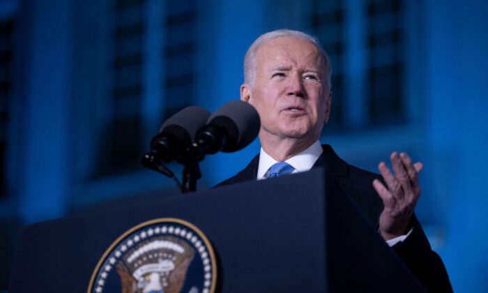 El presidente Joe Biden pronuncia un discurso sobre la guerra rusa en Ucrania, en el Castillo Real de Varsovia, Polonia, el 26 de marzo de 2022. (Brendan Smialowski/AFP vía Getty Images)
