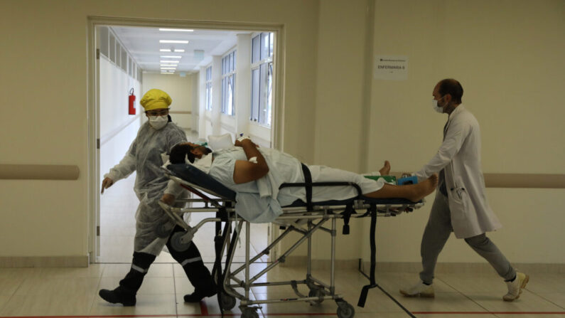 Traslado de un paciente al interior de un hospital en Brasil, en una imagen de archivo. (Rodrigo Paiva/Getty Images)
