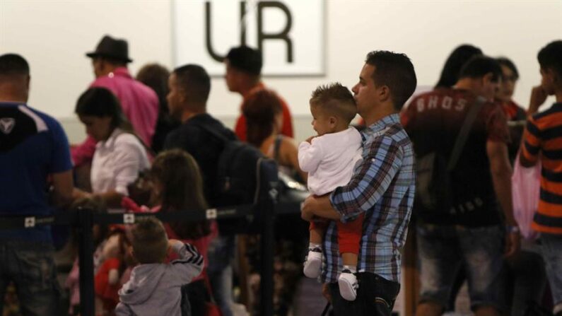 Medio centenar de migrantes cubanos fueron retenidos este sábado en el oriente de Honduras, donde las autoridades detuvieron a dos presuntos traficantes de personas que los acompañaban, informó la Policía Nacional. Archivo/EFE/Jeffrey Arguedas