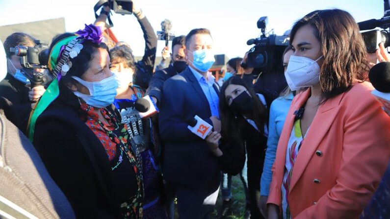 La ministra del Interior y Seguridad Pública de Chile, Izkia Siches (d), participa, junto a varios ministros del recién asumido Gobierno de Gabriel Boric, en una visita a la Araucanía, en el sur del país, donde debían reunirse con autoridades y comunidades mapuches el 15 de marzo de 2022, en Ercilla (Chile). (EFE/ Mario Quilondrán)