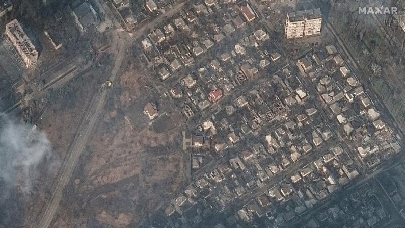  Una imagen satelital proporcionada por Maxar Technologies muestra casas y edificios destruidos en el este de Mariupol, Ucrania, el 9 de marzo de 2022. (EFE/EPA/ TECNOLOGÍAS MAXAR)