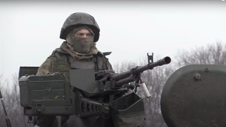  Imagen capturada de un video facilitado por el ministerio de Defensa ruso que muestra a un soldado de guardia en un puesto de control en la región de Luhansk, Ucrania, el 4 de marzo de 2022. EFE/EPA/RUSSIAN DEFENCE MINISTRY PRESS SERVICE/HANDOUT