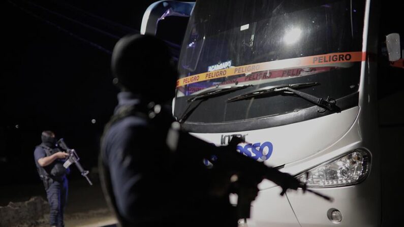Personal de la policía resguarda el lugar donde fueron asesinadas 19 personas el 28 de marzo de 2022, en un palenque en la comunidad de La Tinaja, del municipio de Zinapecuaro, estado de Michoacán (México). EFE/ Iván Villanueva