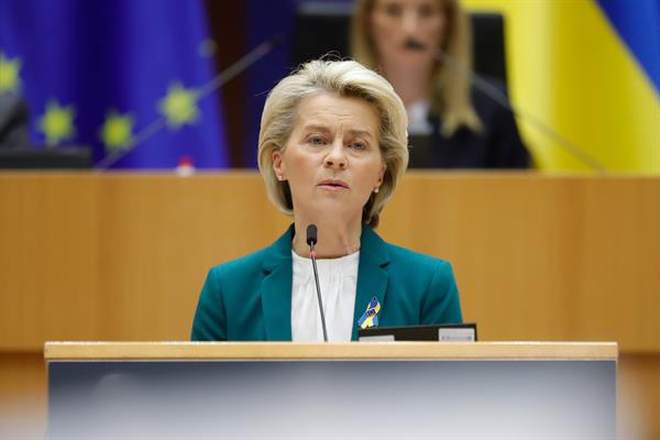 La presidenta de la Comisión Europea, Ursula Von der Leyen, durante su discurso ante la Eurocámara después de que el presidente de Urcania, Vladimir Zelenski, interviniera en el pleno en directo por videoconferencia. EFE/EPA/STEPHANIE LECOCQ
