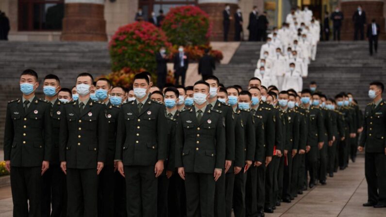 Delegados militares en formación tras la conmemoración del 110º aniversario de la Revolución de Xinhai, en Beijing, China, el 9 de octubre de 2021. (Noel Celis/AFP vía Getty Images)