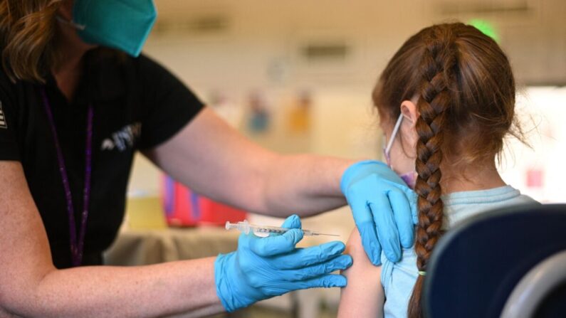 Una enfermera administra una dosis de la vacuna COVID-19 en Los Ángeles, California, el 19 de enero de 2022. (Robyn Beck/AFP vía Getty Images)