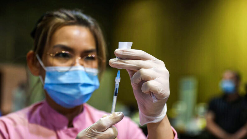 Un trabajador sanitario prepara una dosis de la vacuna contra el COVID-19 en Doha, Qatar, en una imagen de archivo. (Karim Jaafar/AFP vía Getty Images)