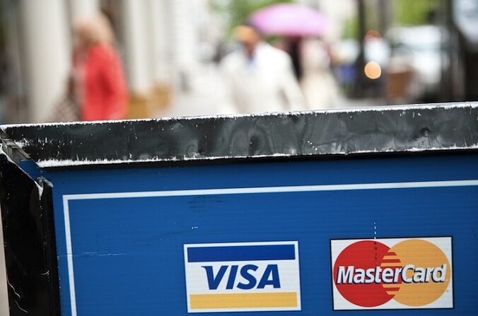 Los logotipos de las tarjetas de crédito Visa y MasterCard se ven en un cartel en Washington el 30 de marzo de 2012. (Nicholas Kamm/AFP/Getty Images) 