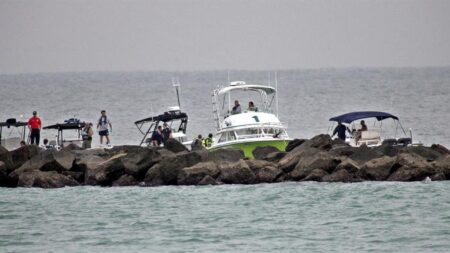 Guardacostas de EE.UU. suspenden búsqueda de cubanos en tabla de surf con motor