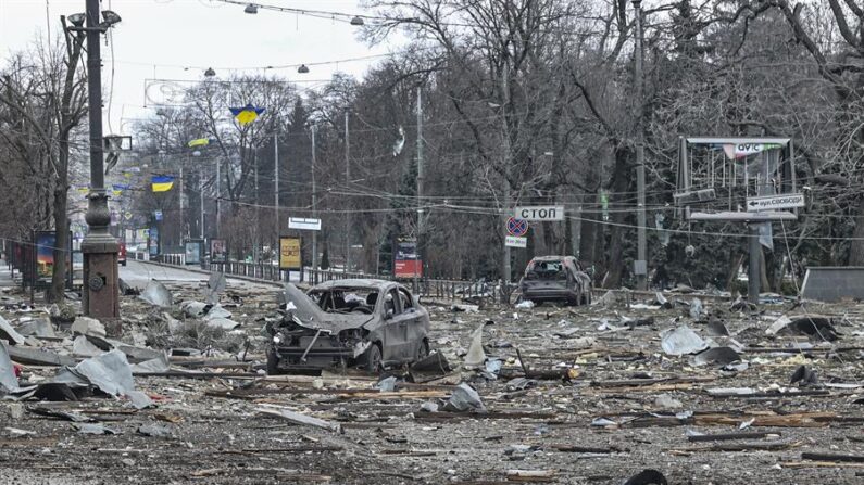  Vista de una calle tras un bombardeo ruso en Járkov, Ucrania, este 1 de marzo. (EFE/Sergey Dolzhenko)