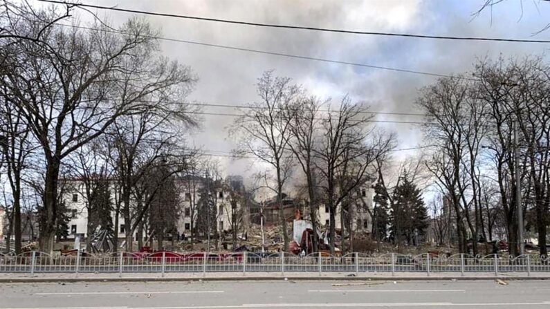 Imagen facilitada por la Administración Civil-Militar de Donetsk del estado en el que quedó el teatro de Mariupol bombardeado por las tropas rusas el 16 de marzo. (EFE/EPA/Donetsk Regional Civil-Military HANDOUT)