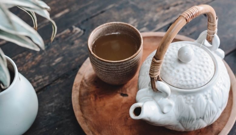 Los participantes en el estudio mostraron una disminución significativa de sus puntuaciones iniciales de estrés y una mejora significativa de sus niveles de variabilidad del ritmo cardíaco al tomar una taza de té  oolong GABA. (Unsplash)