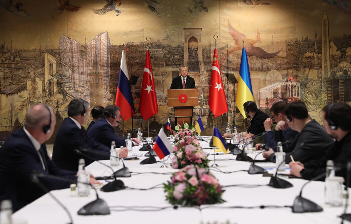 El presidente turco Tayyip Erdogan (Centro) se aprecia en el discurso de apertura de las negociones ruso-ucranianas que comenzaron este martes en Estambul. EFE/EPA/TURKISH PRESIDENT PRESS OFFICE HANDOUT