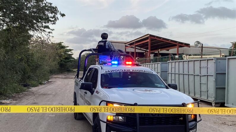 Agentes de la Guardia Nacional vigilan el 19 de marzo de 2022 la zona en que fue hallada una fosa clandestina en Cancún, estado de Quintana Roo (México). (EFE/Alonso Cupul)