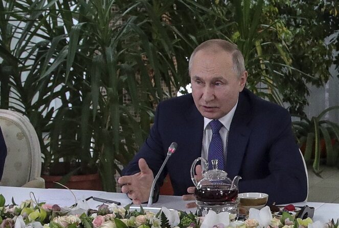 El presidente ruso Vladimir Putin (C) se reúne con las mujeres de la tripulación de vuelo de las aerolíneas rusas durante su visita al centro de formación de aviación de PJSC Aeroflot en la víspera del Día Internacional de la Mujer Moscú, Rusia, 05 de marzo de 2022. (EFE/EPA/MIKHAEL KLIMENTYEV/SPUTNIK/KREMLIN POOL / POOL)