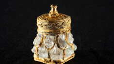 Investigadores descubren tarro de cristal con inscripción en oro del tesoro de la era vikinga