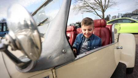 Decenas de aficionados a autos clásicos asisten a cumpleaños de niño autista, tras mensaje en Facebook