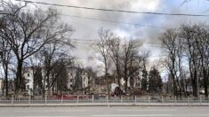 Rescatan a unas 130 personas con vida del bombardeado teatro de Mariúpol