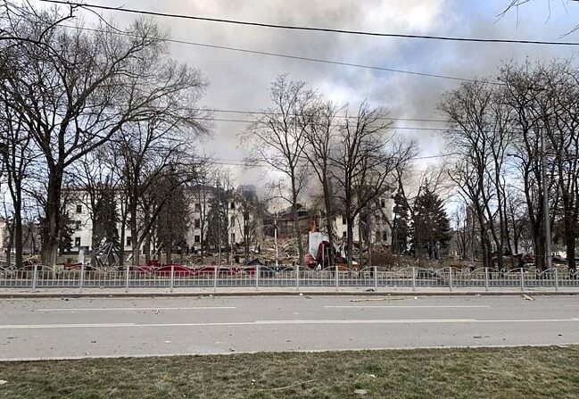 Imagen faciitada por la Administración regional de Donetsk del estado en el que ha quedado el teatro de Mariúpol alcanzado el 16 de marzo de 2020 por un bombardeo ruso. (EFE/EPA/Donetsk Regional Civil-Military)