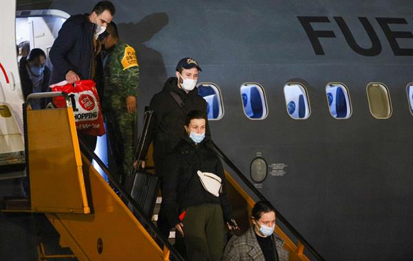 Mexicanos y personas de otras nacionalidades evacuadas desde Ucrania a su llegada a la Base Aérea Militar 19 de la Fuerza Aérea Mexicana (F.A.M) en la Ciudad de México, el 4 de marzo de 2022. EFE/Secretaria de Relaciones Exteriores de México