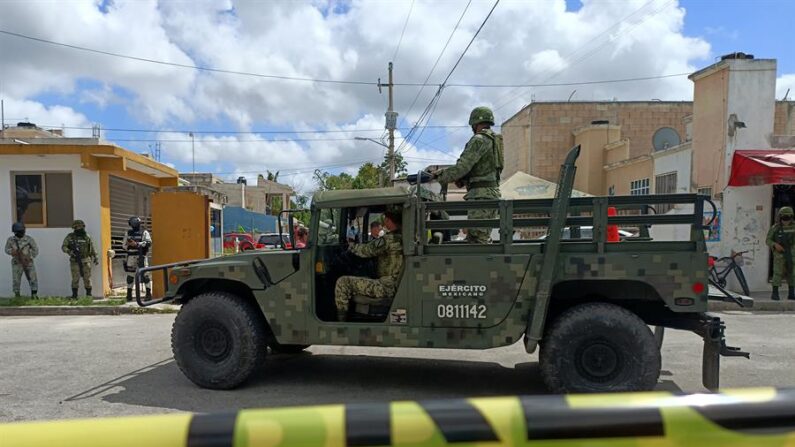 Soldados del Ejército Mexicano vigilan el lugar donde fueron liberadas tres personas secuestradas, el 18 de marzo de 2022, en Cancún (México). EFE/Alonso Cupul