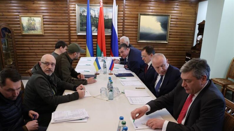 Una foto de facilitada por la agencia de noticias BelTA muestra al jefe de la delegación rusa, el asesor presidencial ruso Vladimir Medinsky (3-D) y el ministro de Defensa ucraniano Oleksii Reznikov (2-I) y otros miembros de las delegaciones rusa (D) y ucraniana (I) que asisten a las negociaciones de alto el fuego entre Rusia y Ucrania, en un lugar no revelado en la región de Brest, Bielorrusia, 03 de marzo de 2022. (EFE/EPA/MAXIM GUCHEK / BelTA)