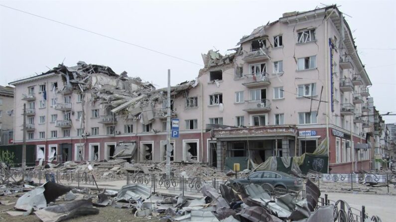 Vista general del edificio histórico del Hotel Ucrania tras el reciente bombardeo en Chernihiv, Ucrania, 12 de marzo de 2022. (EFE/EPA/SERGIY STARODAVNIY)