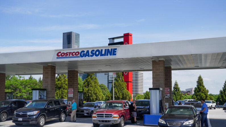 Consumidores cargan gasolina en una estación de servicio de Costco el 11 de mayo de 2021, en Atlanta, Georgia. (ELIJAH NOUVELAGE/AFP vía Getty Images)