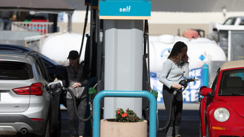 Clientes cargan gasolina  en una gasolinera de Mill Valley, California, el 23 de febrero de 2022. (Justin Sullivan/Getty Images)