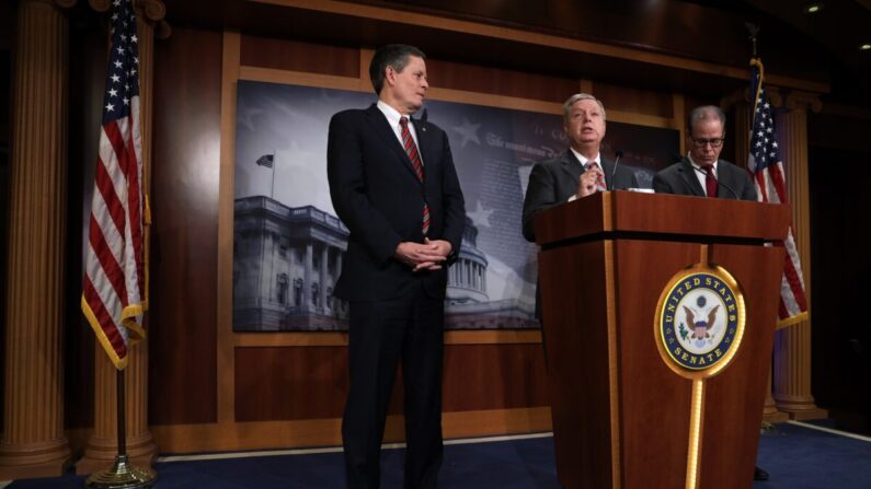 El senador Lindsey Graham (R-S.C.) habla mientras el senador Steve Daines (R-Mont.), a la izquierda, y el senador Mike Braun (R-Ind.) escuchan durante una conferencia de prensa sobre el juicio político del Senado contra el presidente Donald Trump en el Capitolio de los Estados Unidos en Washington el 22 de 2020. (Alex Wong/Getty Images)