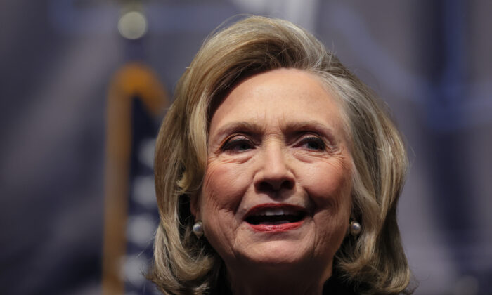 La exsecretaria de Estado, Hillary Clinton, habla durante una Convención Demócrata en el Estado de Nueva York, en la ciudad de Nueva York, el 17 de febrero de 2022. (Michael M. Santiago/Getty Images)
