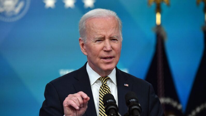 El presidente Joe Biden habla sobre Ucrania en el Auditorio South Court del Edificio de Oficinas Ejecutivas Eisenhower, junto a la Casa Blanca, el 16 de marzo de 2022. (Nicholas Kamm/AFP vía Getty Images)