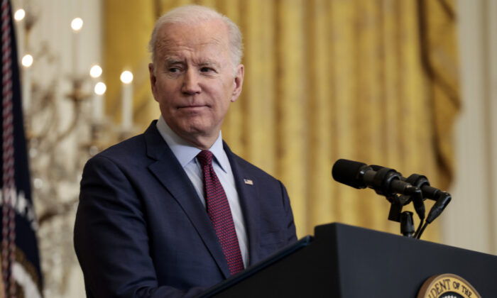 El presidente de Estados Unidos, Joe Biden, habla en la Sala Este de la Casa Blanca en Washington, el 3 de marzo de 2022. (Anna Moneymaker/Getty Images)