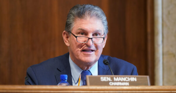 El senador Joe Manchin ( D-W.Va.), presidente de la Comisión de Energía y Recursos Naturales del Senado, pronuncia su discurso de apertura en la audiencia de confirmación de la diputada Debra Haaland, (D-N.M.) candidata del presidente Joe Biden a la Secretaría del Interior, durante su audiencia de confirmación ante la Comisión de Energía y Recursos Naturales del Senado, en el Capitolio de EE.UU. en Washington, el 24 de febrero de 2021. (Leigh Vogel-Pool/Getty Images)
