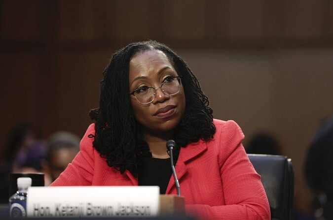 La jueza Ketanji Brown Jackson, candidata a la Corte Suprema de Estados Unidos, testifica durante las audiencias de confirmación en Washington el 22 de marzo de 2022. (Anna Moneymaker/Getty Images)