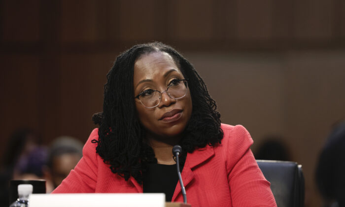La jueza Ketanji Brown Jackson, candidata a la Corte Suprema de Estados Unidos, testifica durante las audiencias de confirmación, en Washington, el 22 de marzo de 2022. (Anna Moneymaker/Getty Images)